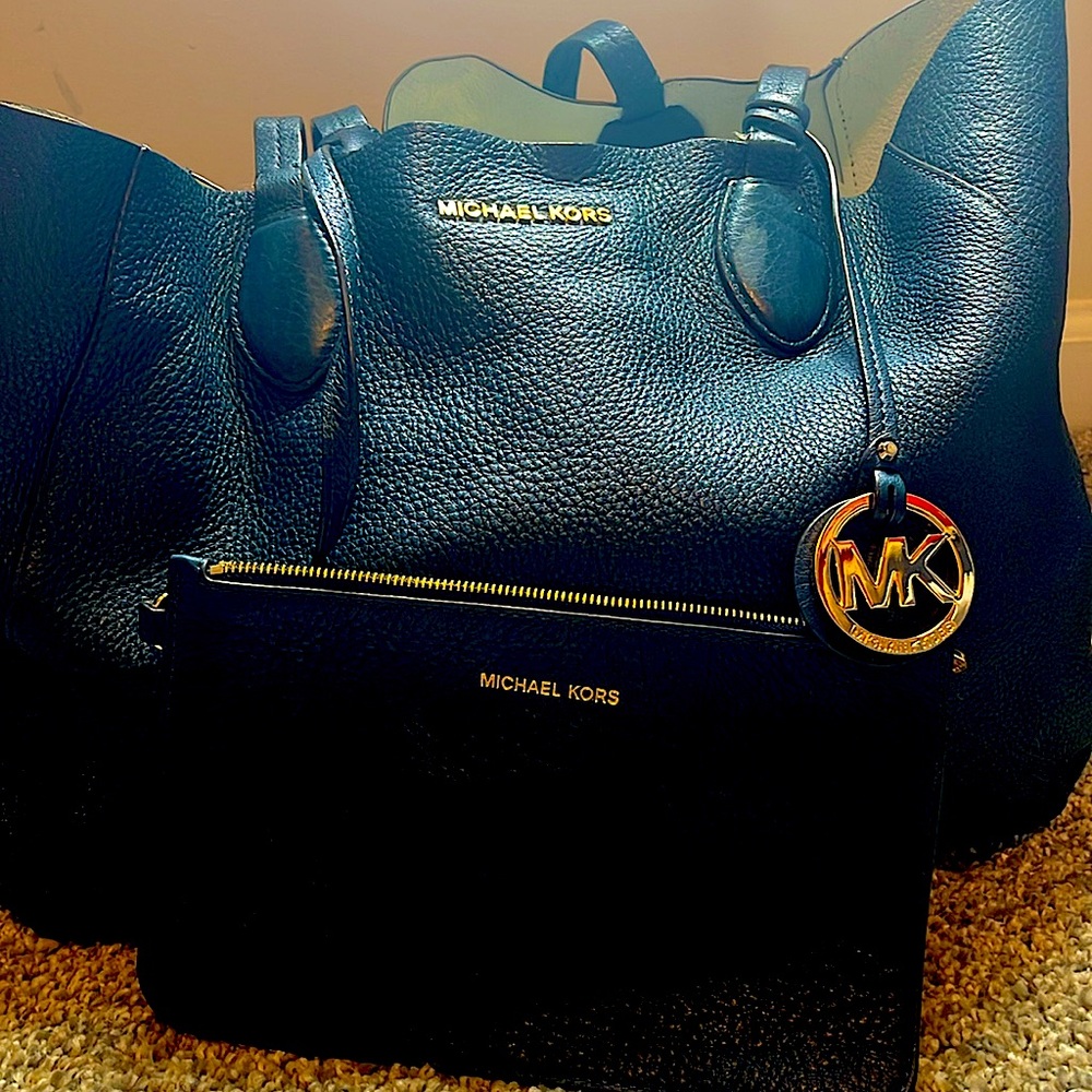 Michael Kors two totes in one reversible open tote with matching wristlet - Picture 4 of 13